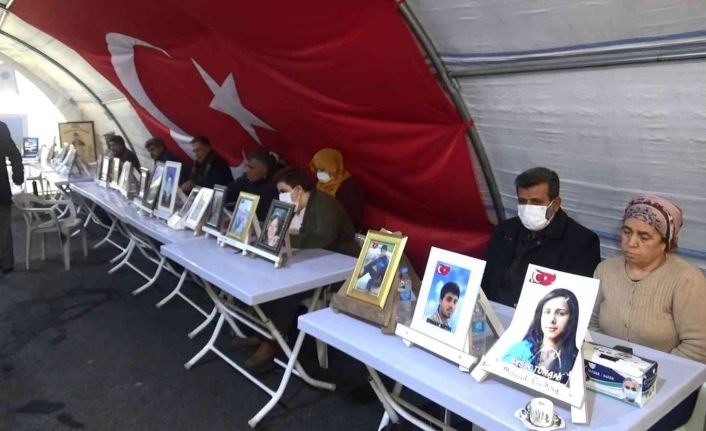 Evlat nöbetindeki aileler, çocuklarına kavuşmak için 2022 yılının ilk gününe buruk girdi