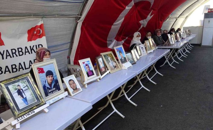 Evlat nöbetindeki anne: “HDP’ye inanmayın, PKK’ya kanmayın, kaçıp gelin burada güçlü devletimiz var”