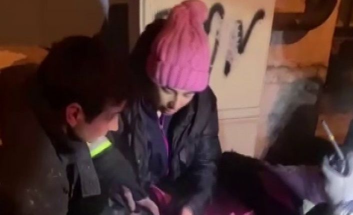 Evlerinde çıkan yangında mahsur kalan Afganlı aileyi itfaiye ekipleri camdan çıkararak kurtardı