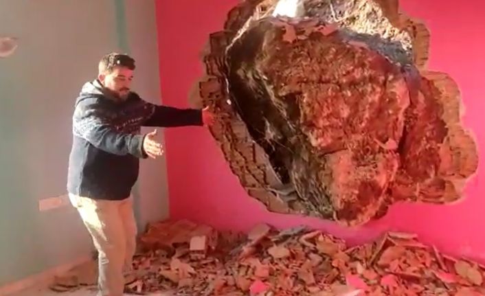 Evlerinin üzerine düşen kaya sebebiyle ölümden dönen aile halen eve giremiyor