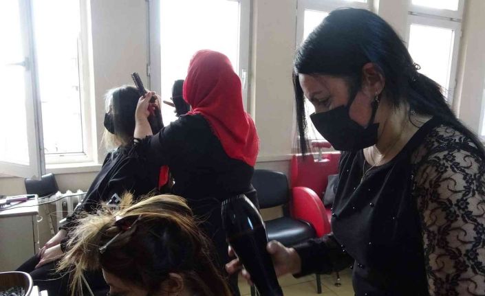 Farklı ülkelerden gelerek hem meslek hem de birbirlerinin kültürlerini öğreniyorlar