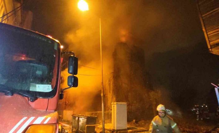 Fatih’te korkutan yangın: Metruk binada çıkan yangın 3 binaya sıçradı