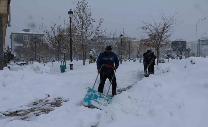 Gaziantep Büyükşehir, bin 600 saha personeli ve 562 araçla vatandaşın yardımına koşuyor
