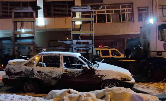 Gaziosmanpaşa’da yıllardır park halinde olan otomobil yandı, içerisinden erkek cesedi çıktı