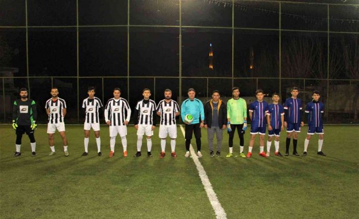 Geleneksel hale gelen halı saha turnuvasında 33 takım ter döküyor