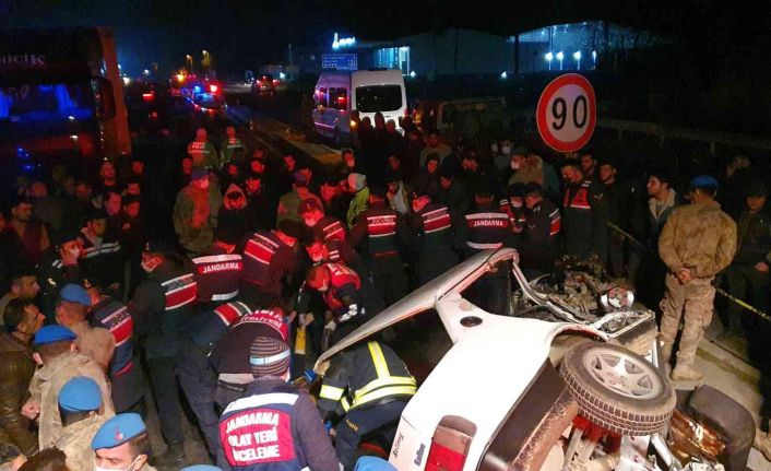 Gençlerin hayatını kaybettiği feci kaza son sürat geldi, o anlar kamerada