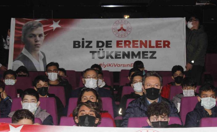 Giresun’da Eren isimli 45 öğrenci ‘Kesişme; İyi Ki Varsın Eren’ filmini birlikte izledi