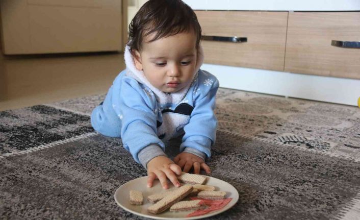 Gofretin içinden kağıtlar çıktı, 10 aylık bebek ölümden döndü