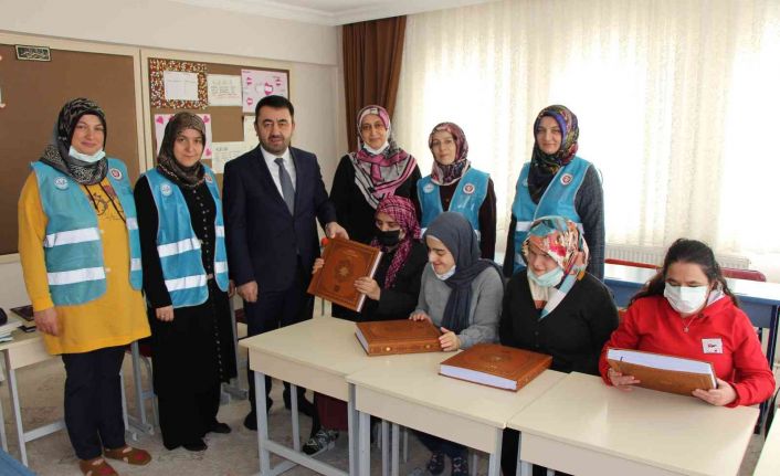 Görme engelli kadınlar Kur’an-ı Kerim okumayı öğreniyor