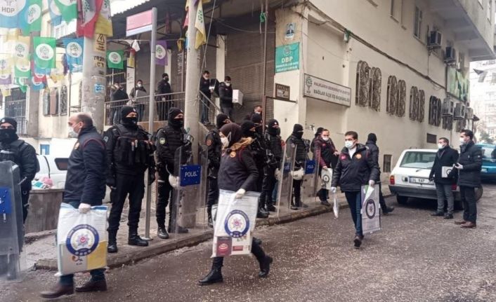 Gözaltına alınan DBP İl Başkanı Seval Gülmez, serbest bırakılarak izolasyona alındı