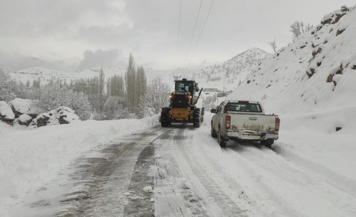 Güneydoğu’da kar esareti sürüyor, kar kalınlığı yer yer 2 metreyi buldu