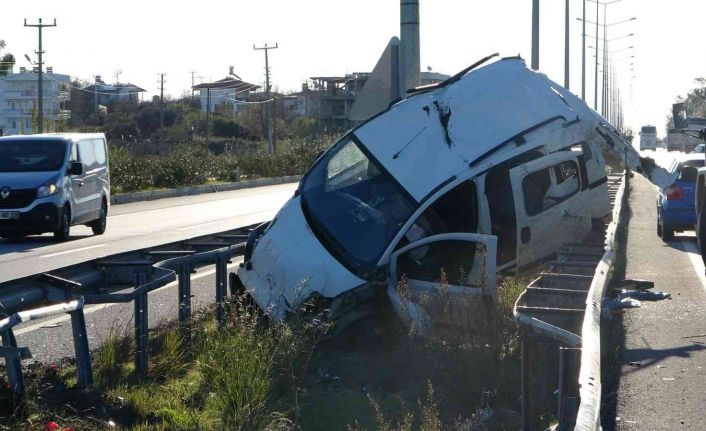 Hafif ticari araç önce bariyerlere ardından aydınlatma direğine çarptı: 4 yaralı