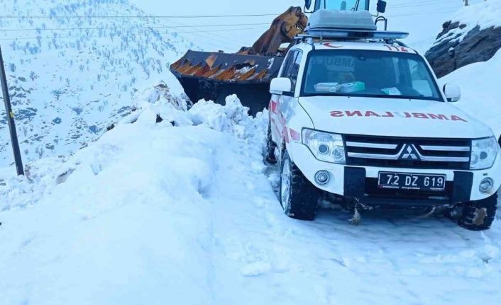 Hasta almaya giden ambulansa kar engeli: 8 saat sonra hastaya ulaşıldı