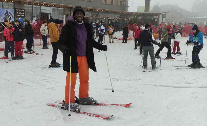 Hayatında ilk defa kar gören Afrikalı genç sevinçten havalara uçtu