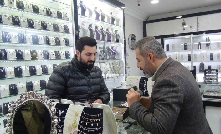Hayvan sever kimliğiyle bilinen kuyumcu, oda başkanlığı için destekçileriyle esnaf ziyaretinde bulundu