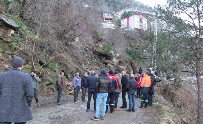 Heyelan anı kameralara yansımıştı, 4 köyün yolunu ulaşıma açmak için çalışma başlatıldı