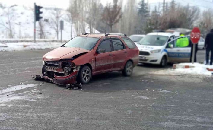 İki aracın çarpıştığı kazayı 5 kişi şans eseri yara almadan atlattı