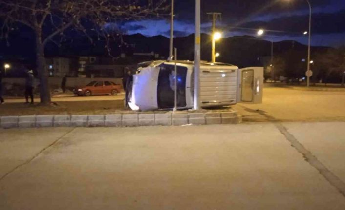 İki aracın çarpıştığı kazayı 6 kişi şans eseri yara almadan atlattı