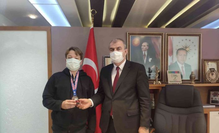 İl Milli Eğitim Müdürü Okumuş, yüzmede derece elde eden öğrenciyi ağırladı