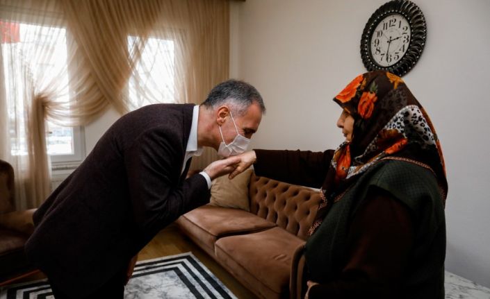 İnegöllü yaşlı kadın 10 yıldır askerler için çorap örüyor
