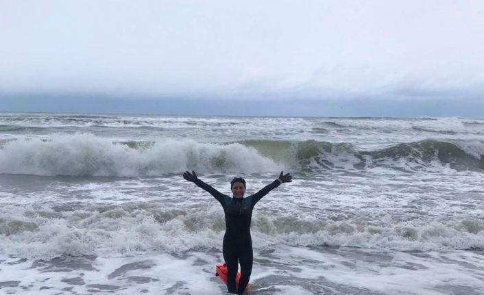 İngiltere’de yaşayan sağlıkçı, sağlık için Karadeniz’de kış ortasında denize girdi