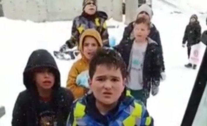 İş makinesi operatörü kardan temizlemek için geldiği mahallede çocukların ricasını kıramadı