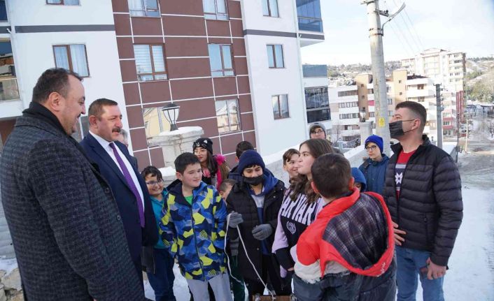 İş makinesinin önünü kesen çocuklara belediye başkanından kayak merkezine götürme sözü