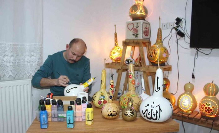 İşitme engelli adamın internetten bakarak öğrendiği süsleme sanatı gelir kapısı oldu