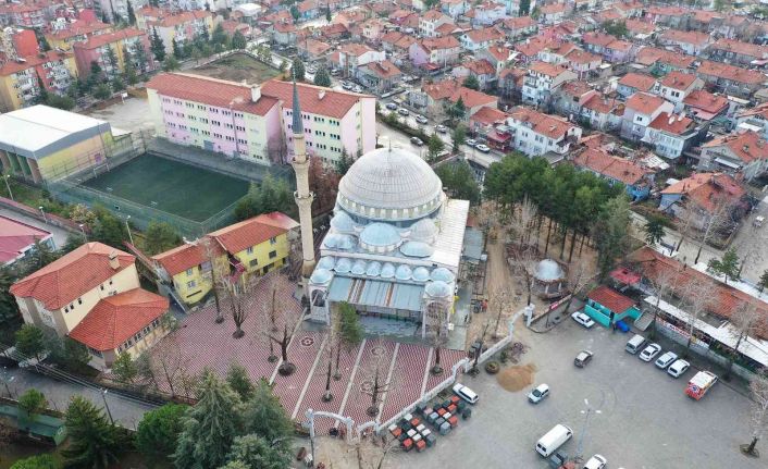 Isparta Gülistan Camii avlusu 3 boyutlu taşlarla rengarenk görünüme kavuştu
