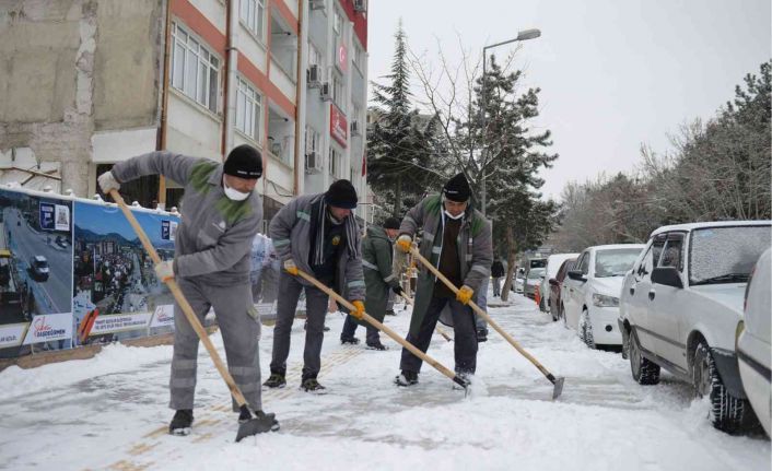 Isparta’da karla mücadelede 70 iş makinesi ve 260 personel görev aldı