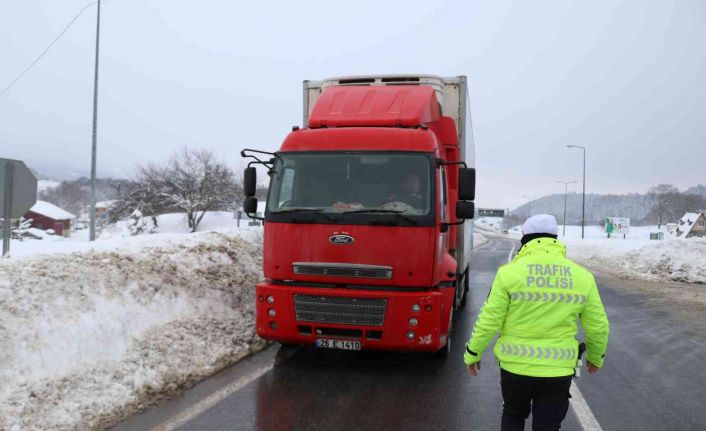İstanbul’a giden otobüs ve ağır tonajlı araçların Bolu’dan geçişine izin verilmiyor