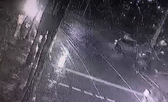 İstanbul’da feci kaza kamerada: Motor tamamen koptu, 1’i ağır 4 yaralı