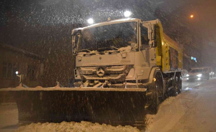 İstanbul’da gece kar yağışı etkili oldu, sürücüler zor anlar yaşadı