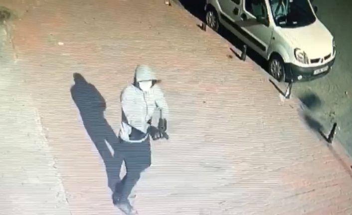 İstanbul’da iş yerine silahlı saldırı kamerada: sokakta yürüyen kadın dehşeti yaşadı