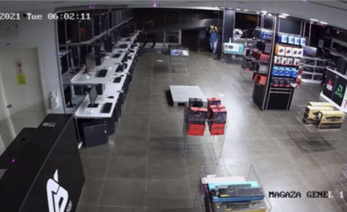 İstanbul’da teknoloji mağazasında soygun: Hırsızlık yarışına girince ayağı kayıp yere düştü