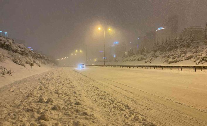 İstanbul’da TEM ve D-100 karayolu kar yağışı sonrası beyaza büründü, sürücüler güçlükle ilerledi