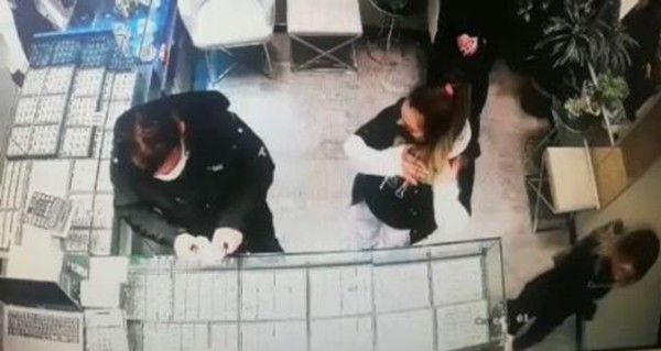 İstanbul’dan gelerek Sakarya’daki kuyumcuları dolandırdılar