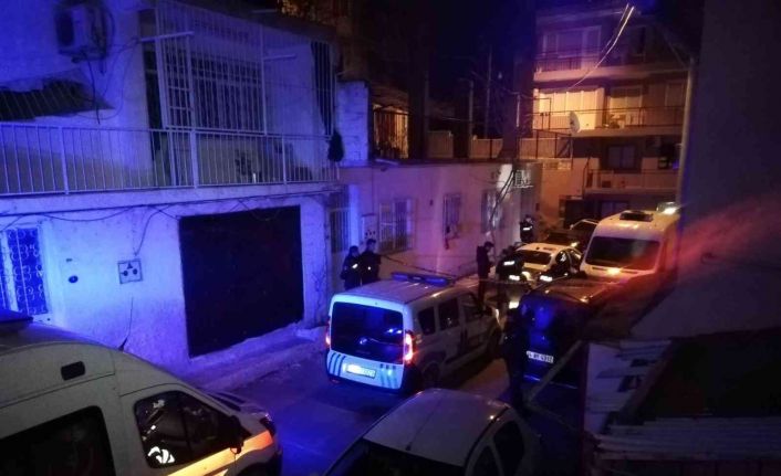 İzmir’de otomobil içinde ağzı ve yüzü bezle kapatılmış erkek cesedi bulundu