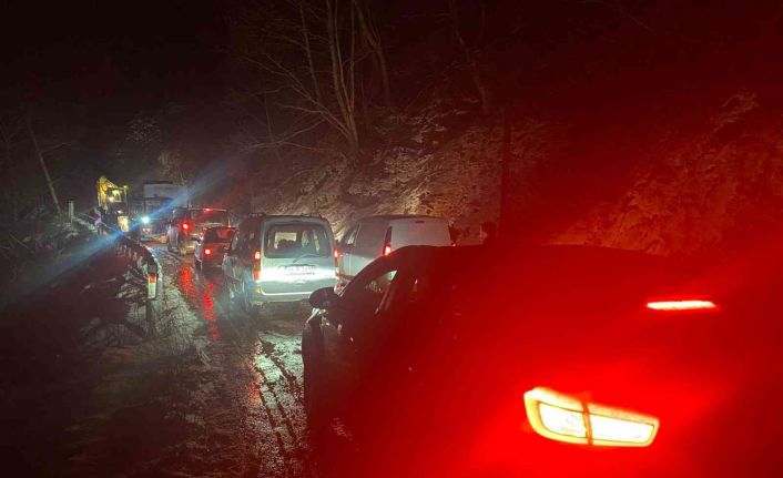 İzmir’de yoğun kar yağışı nedeniyle dağ yolunda mahsur kalan 20 kişi kurtarıldı