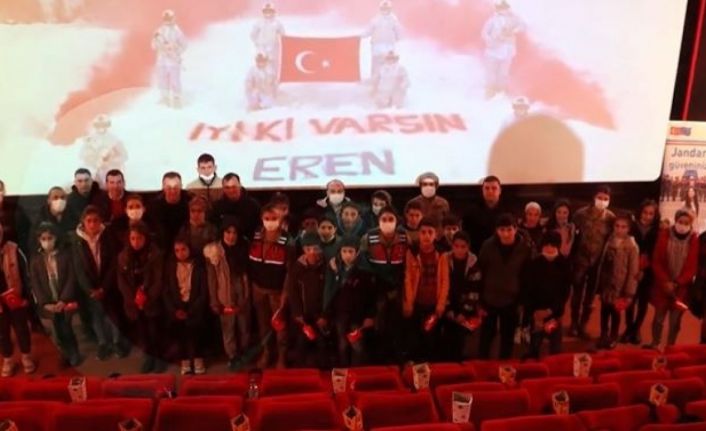 Jandarma personeli vatandaşlarla birlikte “Kesişme: İyi ki Varsın Eren” filmini izledi