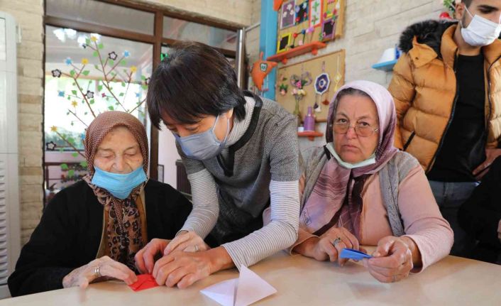 Japon öğretim üyesi Mavi Ev’de origami eğitimi verdi