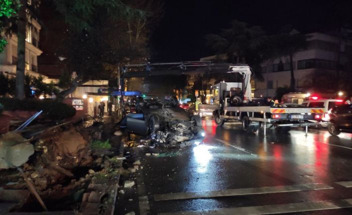 Kadıköy’de makas atan otomobil ağaç ve sokak lambasına çarptıktan sonra takla attı