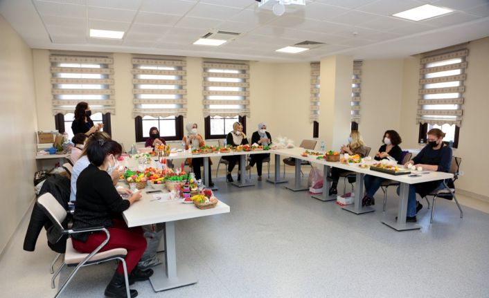 Kadınlar Eşitlik Merkezi’nde hem üretiyor hem para kazanıyor