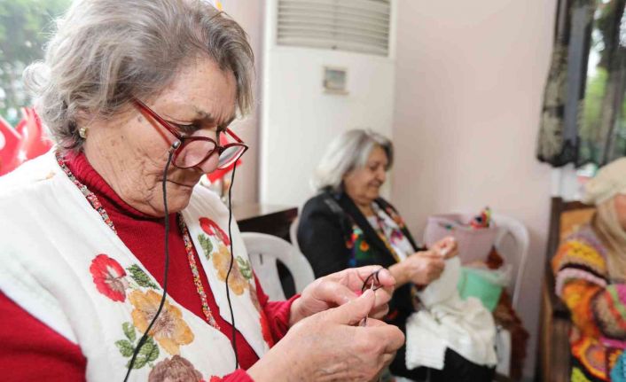 Kadınlar örgü örerek hem stres atıyor hem destek oluyor
