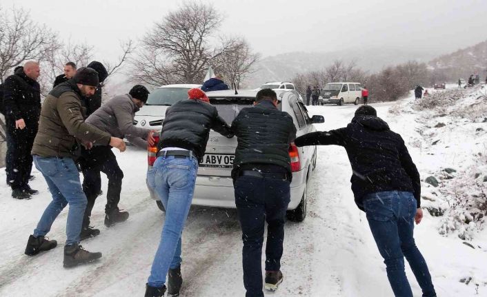 Kar eğlencesi için yaylaya çıktılar, yolda kaldılar
