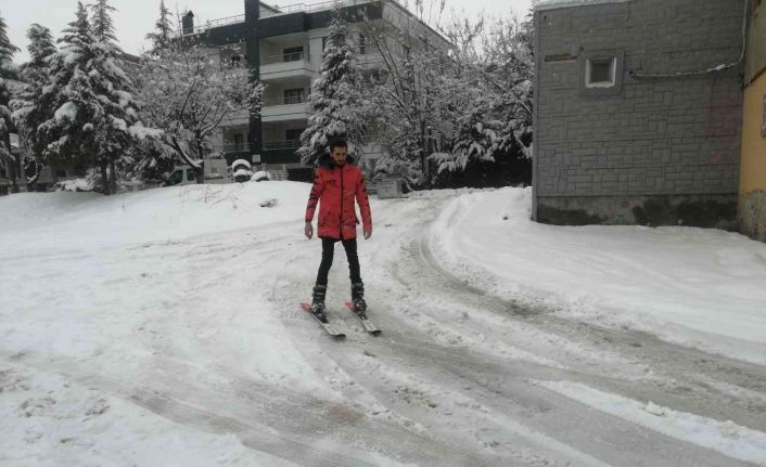 Kar Elazığ’ı kapladı, 3 kafadar kayak takımlarını alıp caddeleri kayakla gezdi