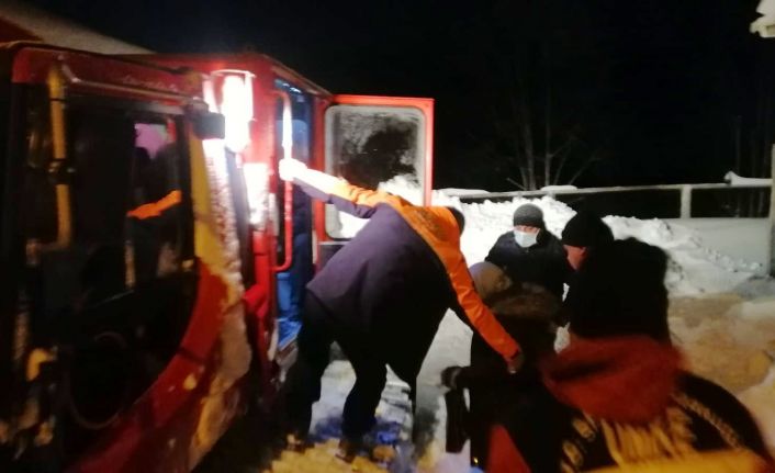 Kar kalınlığının 1,5 metreyi bulduğu köyde mahsur kalan hasta paletli kar aracıyla hastaneye ulaştırıldı