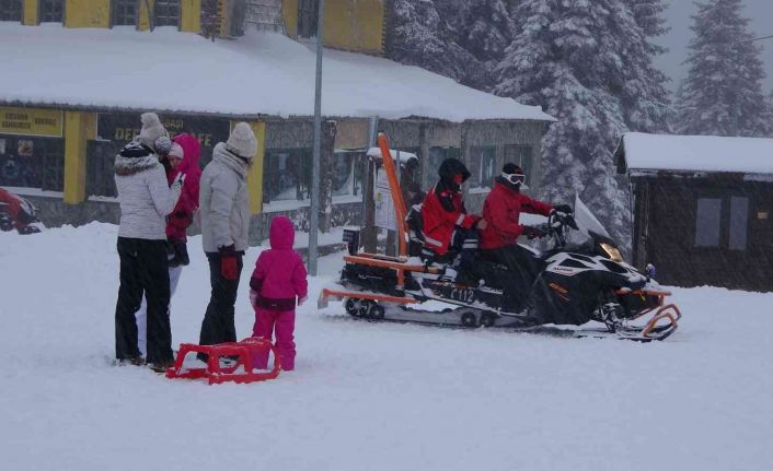 Kar kalınlığının 40 santimetreyi aştığı Ilgaz Dağına, kayak tutkunlarından yoğun ilgi