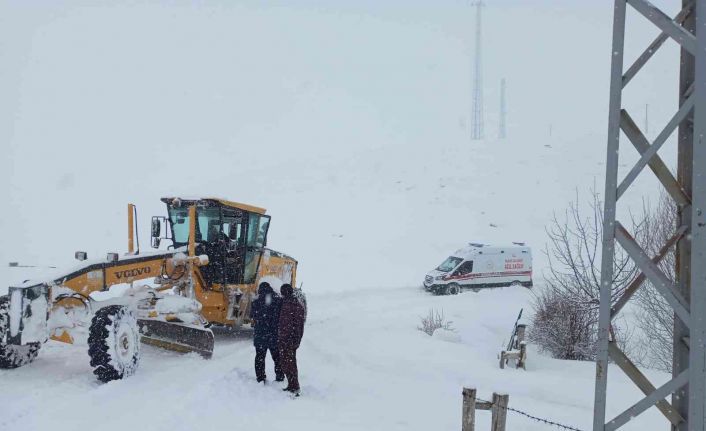 Kar nedeniyle köy yolu kapandı, ekipler yaşlı hasta için harekete geçti