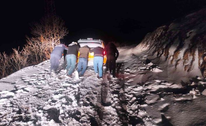 Kar nedeniyle mahsur kalan 6 kişiyi AFAD ve jandarma ekipleri kurtardı